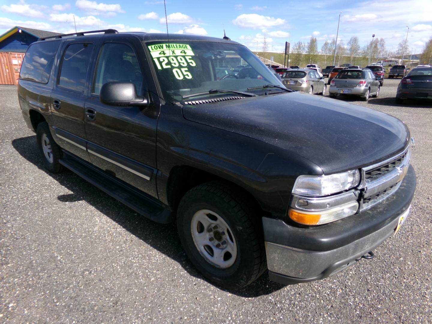 2005 Grey /Grey Chevrolet Suburban 1500 4WD (1GNFK16Z55J) with an 5.3L V8 OHV 16V FFV engine, 4-Speed Automatic Overdrive transmission, located at 2630 Philips Field Rd., Fairbanks, AK, 99709, (907) 458-0593, 64.848068, -147.780609 - Photo#0